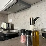 דירה Chic & Cozy Near Nivy Station ברטיסלאבה